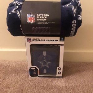 Dallas Cowboys wireless Bluetooth speaker and throw blanket